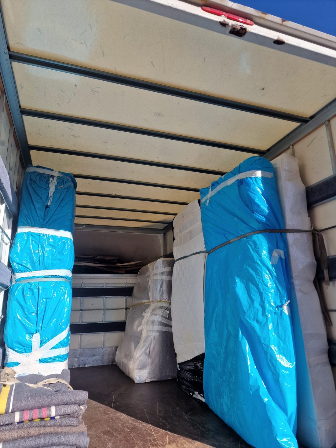 Intérieur du camion, mobilier housssé et sanglé