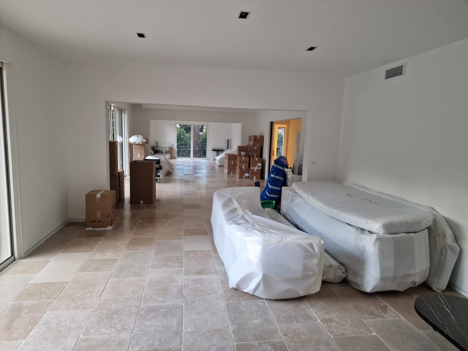 Villa en cours de déménagement, mobilier protégé et cartons étiquetés